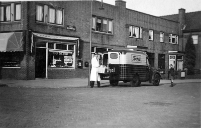 605536 Afbeelding van chauffeur A. Sackers met zijn bestelauto van bakkerij Do Schat bij de bakkerswinkel van Do Schat ...